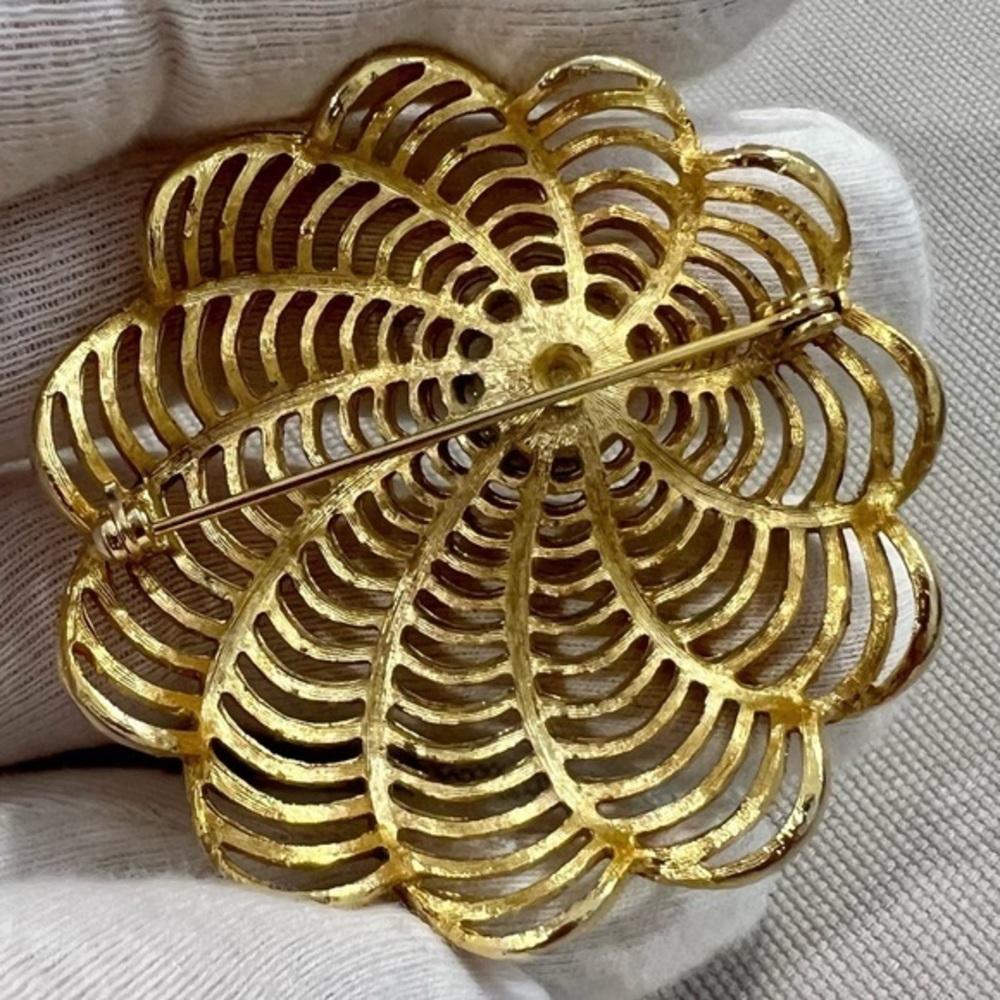 Vintage costume jewelry - gold tone and Pearl Brooch - Picture 3 of 10